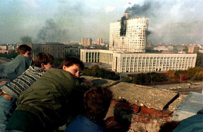Residents of Moscow watching the standoff at the House of Government (Russia’s White House) on October 4, 1993 / Photo: EPA / AFP