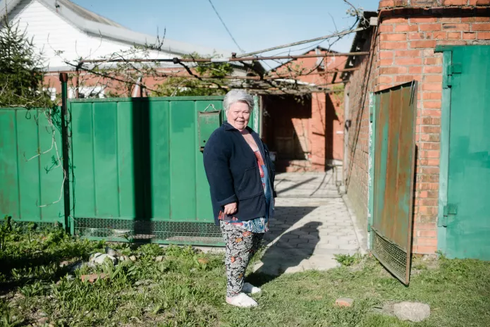 Luidmila Borisovna lives half a kilometer away from the landfill, but she has to carry her own garbage to the public trash container in the center of the village / Photo: Alina Desyatnichenko for Novaya Vkladka