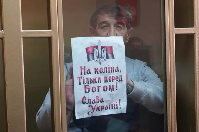 Олег Приходько з плакатом у Південному окружному військовому суді, Ростов-на-Дону, 9 червня 2020 року / Фото: «Кримська солідарність»