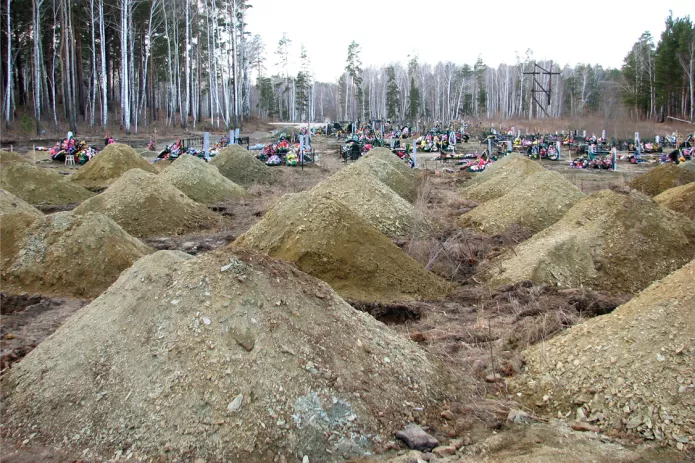 <em>Кладбище «Березовая роща» в Озерске, 2007 год / Фото: Алла Слаповская и Алиса Никулина, «Экозащита», Фонда Г. Бёлля</em>