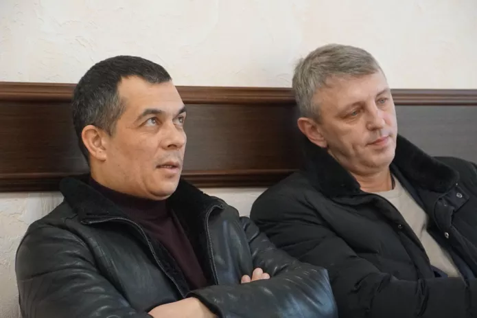 Адвокати Еміль Курбедінов та Олексій Ладін в очікуванні оголошення вироку фігурантам «другої Сімферопольської групи» в Південному окружному військовому суді, Ростов-на-Дону, 11 січня 2023 року / Фото: «Кримська солідарність»