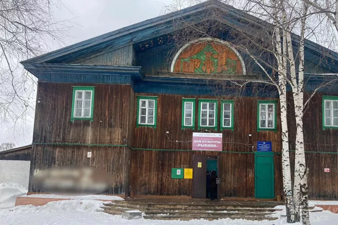 Надпись на стене ДК «Рыбник» заблюренная пресс-службой МВД / Фото: пресс-служба УМВД по Томской области