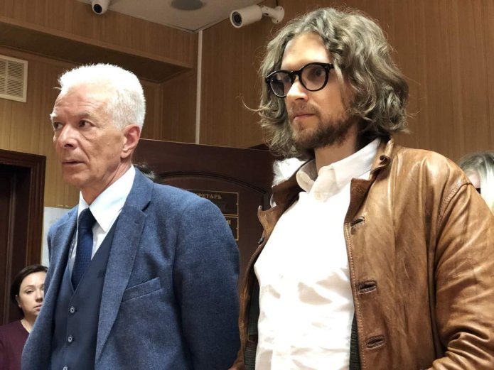 Михаил Бирюков со своим подзащитным Михаилом Световым в Пресненском суде / Фото со страницы Бирюкова в фейсбуке