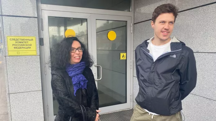 Роман Анин с адвокатом Анной Ставицкой перед допросом в СК, 12 апреля 2021 года / Фото: «Важные истории»