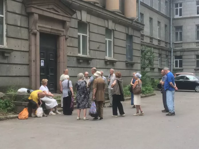 Активисты на фоне здания ВНИИБ, лето 2025 / Фото: Группа ВКонтакте «Здание ВНИИБ на пл Мужества - спасем!»