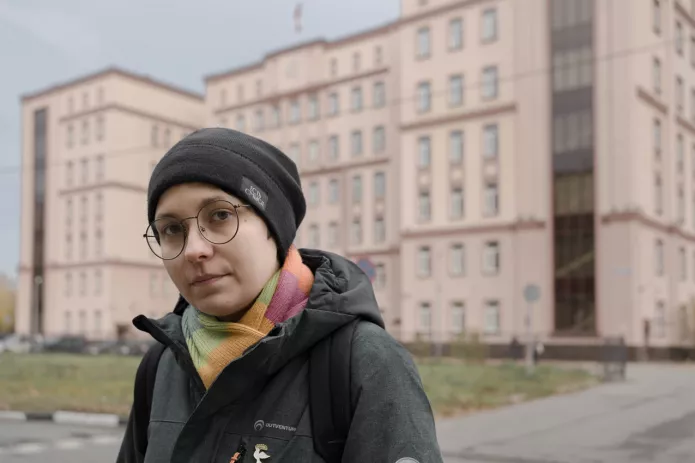 Tatyana Levicheva in front of the Vyborgsky District Court of St. Petersburg / Photo: Ksenia Maximova for OVD-Info