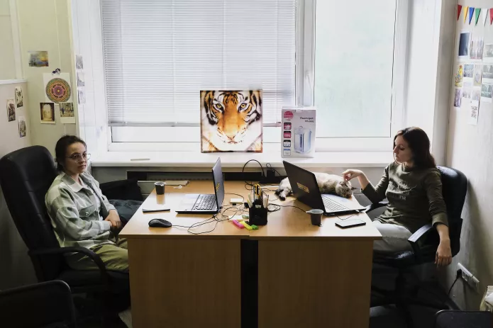 <em>Photo: Staff members of Vechernie Vedomosti Yulia Medvedeva and Alya Trynova, and Maya the cat / Photo: Vechernie Vedomosti archive</em>