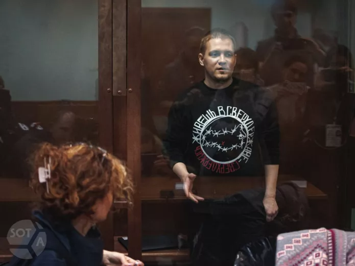 Дмитрий Иванов с адвокатом Марией Эйсмонт в Тимирязевском районном суде Москвы, 18 января 2023 года. На Дмитрии - толстовка в поддержку фигурантов «Тюменского дела» / Фото: Антонина Фаворская, SOTAvision