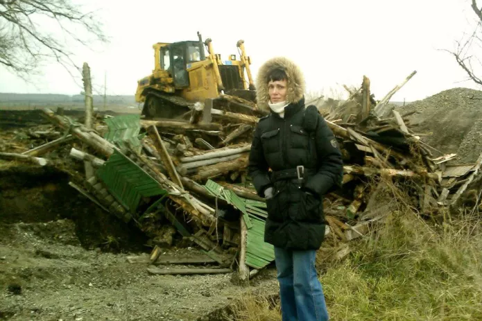 <em>Nadezhda Kutepova during the demolition of the last houses in the village of Muslyumovo, 2011 / Photo courtesy of Nadezhda Kutepova</em>