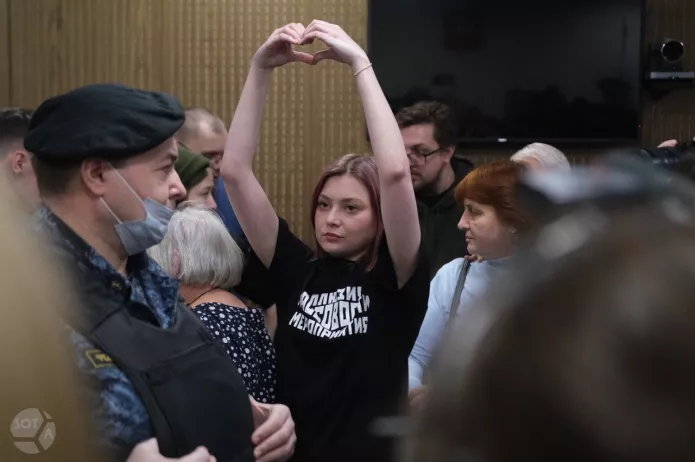 Александра Попова во время оглашения 7-летнего приговора Артему Камардину в Тверском суде Москвы, 28 декабря 2023 года. Александру <a href="https://ovd.info/express-news/2023/12/28/figurantov-mayakovskogo-dela-artema-kamardina-i-egora-shtovbu-prigovorili-k">выволокли</a> из зала суда после того, как она крикнула «Позор!» и позднее <a href="https://ovd.info/express-news/2023/12/28/okolo-desyati-chelovek-zaderzhali-vozle-suda-posle-oglasheniya-prigovora-po">задержали</a> у здания суда вместе с другими собравшимися и журналистами / Фото: SOTAvision