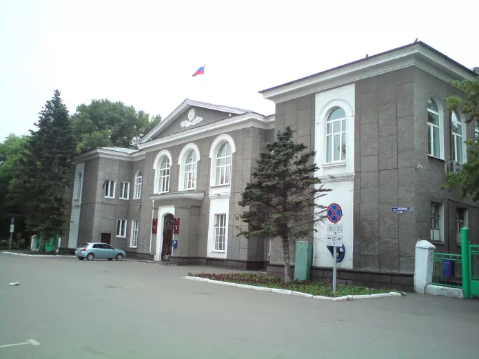 Здание администрации города, рядом с которым Денис стоял с пикетом / Фото: Wikipedia