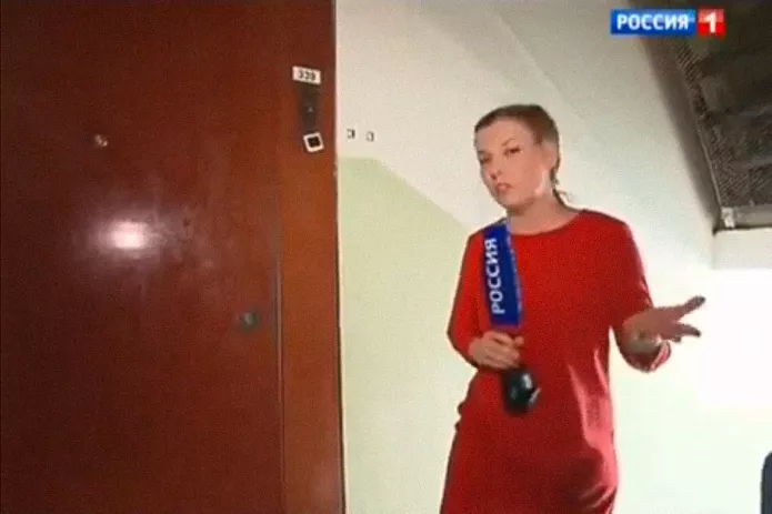 <em>Olga Skabeyeva at Nadezhda Kutepova’s apartment, 2015 / Screenshot from the «Russia-1» broadcast</em>