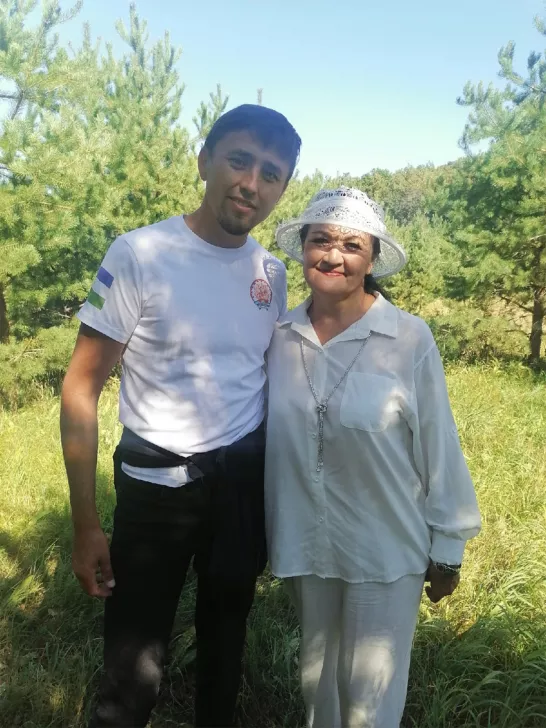 <em>Әлфинур Рәхмәтуллина Фаил Алсынов менән Ҡуштау шиханы яҡлаусыларының йыл һайын үткән йыйынында, 2022 йылдың 20 авгусы / Фото: Әлфинур Рәхмәтуллинаның социаль селтәрҙәре</em>