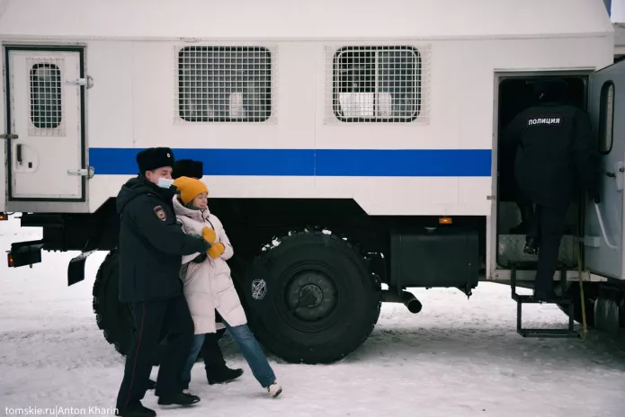 Detention of Anna Chagina at an anti-war rally in Tomsk, 6 March 2022 / Photo: Anton Kharin, tomskie.ru