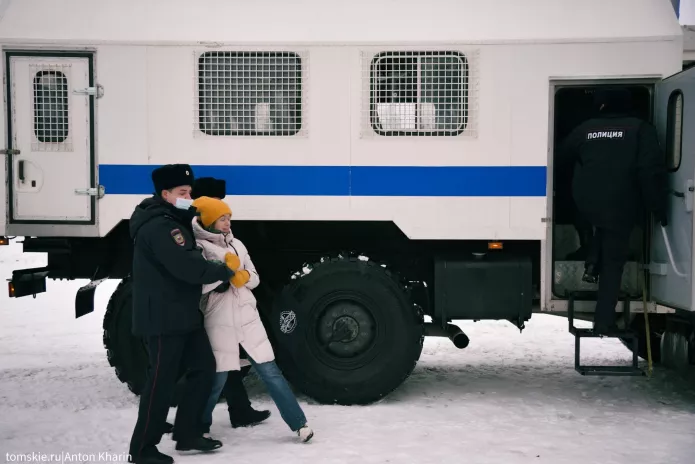 Задержание Анны Чагиной на антивоенном митинге в Томске, 6 марта 2022 года / Фото: Антон Харин, паблик «Томские.ру»