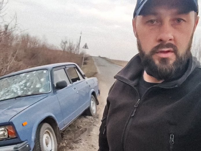 Скриншот видео Руслана Солодова с обстрелянной машиной на трассе, Курская область, март 2025 года / Телеграм-канал «ВМЕСТЕ — МЫ СИЛА!!!»