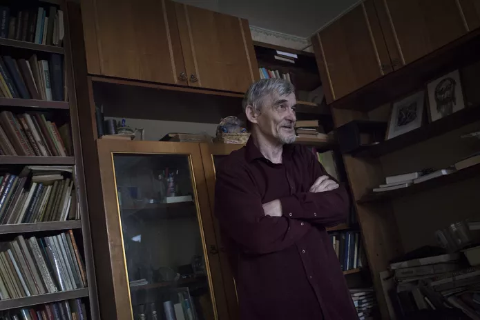 Юрий Дмитриев дома, 2018 год / Фото: <a href="https://novayagazeta.ru/articles/2020/05/06/85258-risk-smertelnyh-oslozhneniy-chrezvychayno-velik" target="_blank">Анна Артемьева</a> для «Новой газеты»
