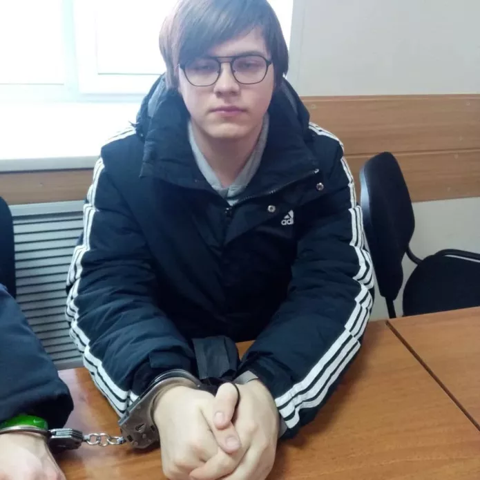 Никита Уваров в суде с наручниками / Фото Анны Уваровой