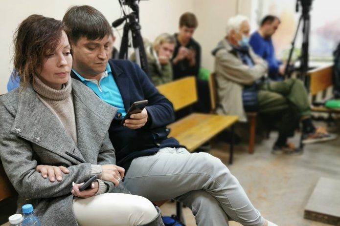 Вячеслав Егоров с женой до оглашения приговора / Фото: адвокат Мария Эйсмонт