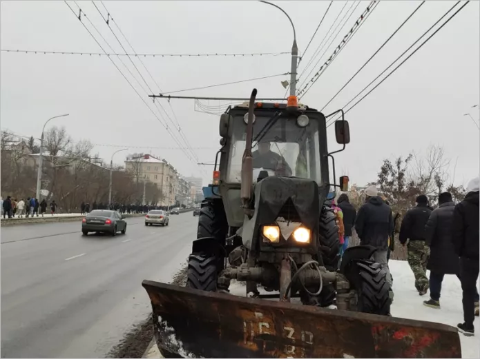 A tractor in the way of protesters on January 23 in Bryansk / Source: "Bryansk. NEWS"