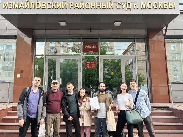 Слева направо - Вячеслав Скузоватов, адвокат Алан Кибизов, Яков Дещенко с женой, Эдуард Лашкаров, адвокаты Дарья Рачилина и Кирилл Андреев на выходе из суда, 6 июня 2023 года / Фото предоставлено Эдуардом Лашкаровым