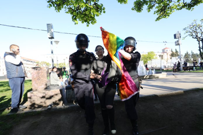 Задержание участника ЛБГТ-акции в Петербурге / Фото: Давид Френкель