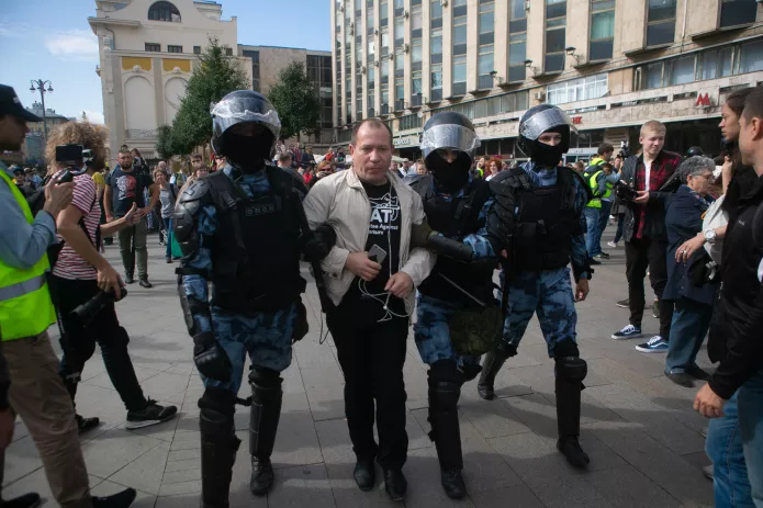 Задержание Игоря Каляпина на митинге 3 августа / Фото: Сергей Чижиков