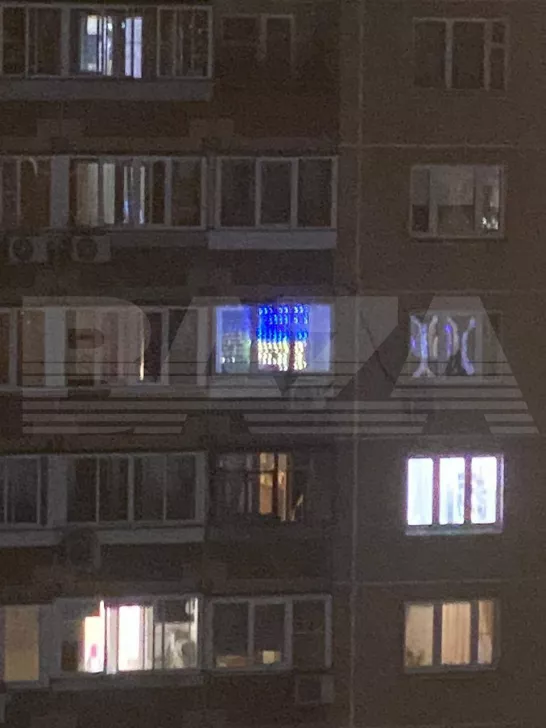 Strings of lights in the colors of the Ukrainian flag on an apartment building/ Photo: Baza