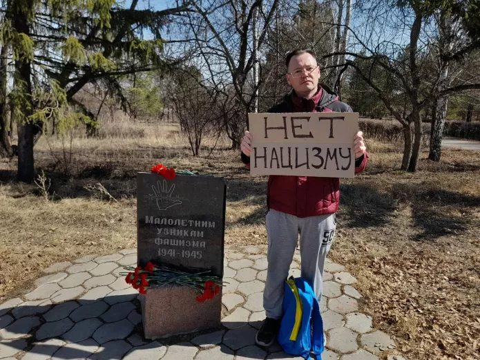 Ричард Роман Кинг в одиночном пикете у памятника малолетним узникам фашизма. Омск, 11 апреля 2022 года / Фото: телеграм-канал «Омское гражданское объединение»