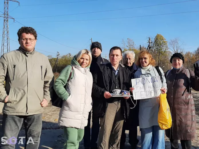 Роман Пичужин (в центре фото с чашкой) после освобождения из колонии в Покрове с группой поддержки / Фото: SOTA