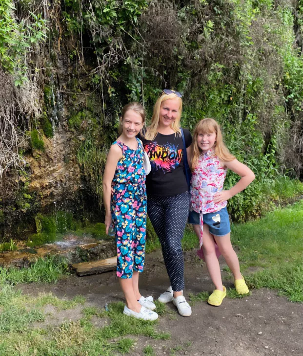 Elena Zholiker with her daughters - Varya and Sonya / Photo from the personal archive