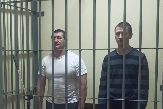 Sergey Kotov (soldan) ve Nikolay Petrovskiy Qırım Yuqarı makemesinde, 2023 senesi ilk küz (sentâbr) ayı/ Resim: makemeniñ matbuat hızmeti.