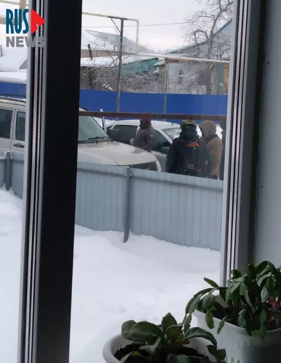 <em>Силовики у дома активистки Рашиды Файзуллиной в селе Ишмурзино, 21 января 2024 года / Фото: RusNews</em>