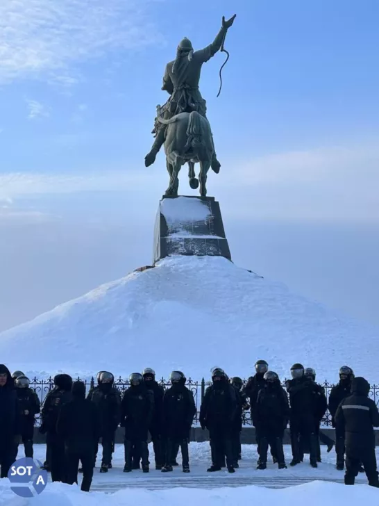 <em>Көс струкуралары хеҙмәткәрҙәре Өфөләге Салауат Юлаев һәйкәле янында, 2024 йылдың 19 ғинуары / Фото: Влада Макейчик, SOTAvision</em>