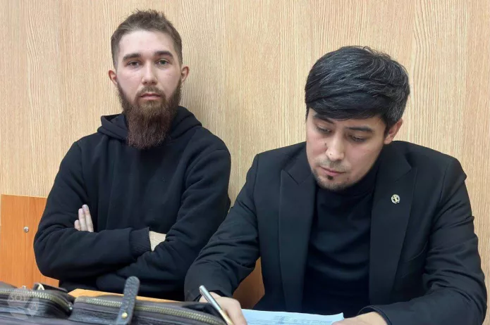 <em>Ильяс Байғусҡаров адвокат Радмир Саниев менән Өфөнөң Киров район судында, 2024 йылдың 22 ғинуарында. /Фото: Влада Макейчик, SOTAvision</em>