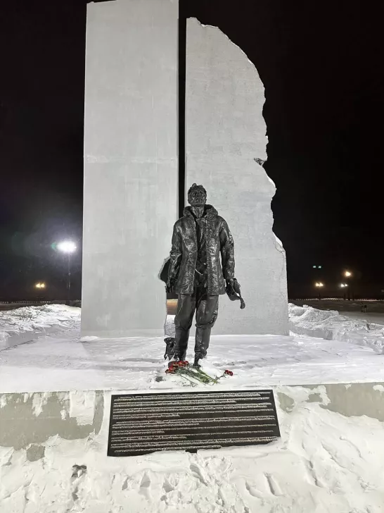 <em>Цветы у памятника жертвам политических репрессий в Сургуте, 16 февраля 2024 года / Фото: Varlamov News</em>