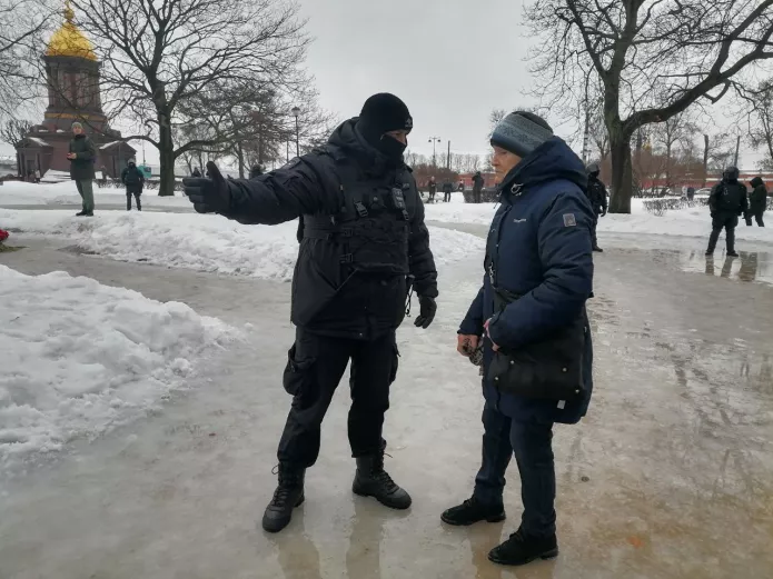 <em>Задержание Валерии Гнусаревой у Соловецкого камня, Санкт-Петербург, 17 февраля 2024 года / Фото: <a href="https://t.me/MR7ru/20722">MR7 | Новости Петербурга</a></em>