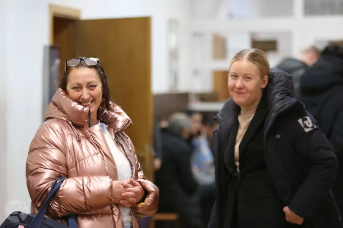 Галина, мама Солима (слева) и _ Наталия Тихонова в коридоре Басманного суда Москвы, 6 декабря 2024 г. / Фото: SOTAvision
