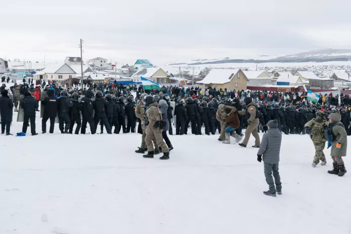 <em>Задержания во время протестов в Баймаке, 17 января 2024 года / Фото: ОВД-Инфо</em>