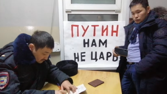 Задержанные в Улан-Удэ пикетчики в отделе полиции / Фото: скриншот из кадра на канале «Buriyad Gürün Зуртан Халтаров»