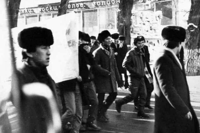 Protesters march through the streets of Almaty, Kazakhstan, December 1986 / Photo: Central State Archive of Film, Photo and Sound Recordings of the Republic of Kazakhstan via RFE/RL