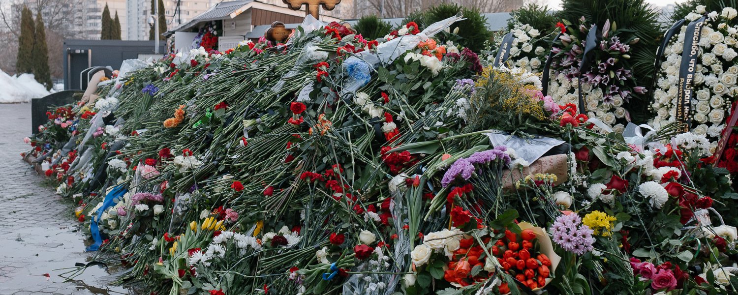 «Настоящая Россия — здесь, в этой очереди. Она другая». Что говорят люди у могилы Навального