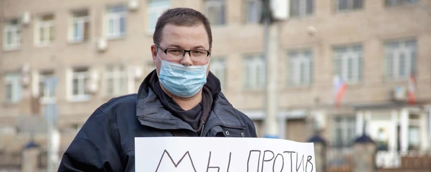 «Мы люди трудящиеся, наши гарантии под угрозой»: в Омске на активиста «Левого Фронта» составили протокол за плакат в поддержку курьеров