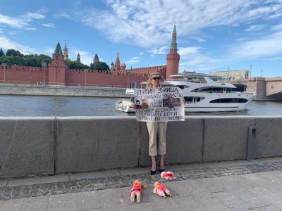 Марина Овсянникова в одиночном пикете / Фото из ее телеграм-канала