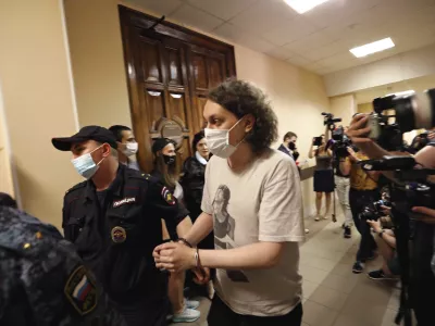  «Если нет реальных радикалов, сгодится и Хованский»: что известно об уголовном деле против видеоблогера 