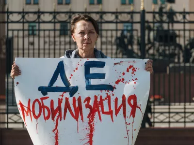  «С нами бог и полиция, а также флаг военной разведки». Репортаж с акции родственниц мобилизованных, на которую приехали провокаторы 