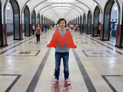 «А зачем убегал?»: автору логотипа московского метро сломали ногу перед акцией у мэрии