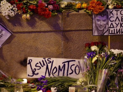 История «Немцова моста»: цветы, нападения, задержания и мороз