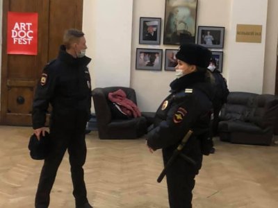 Полиция на премьере фильма «Растогуев» / Фото со страницы в фейсбуке Евгения Гиндилиса