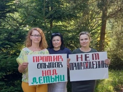 Елена Гладилина с плакатом против вакцинации детей / Фото: «Родители Калининграда» 